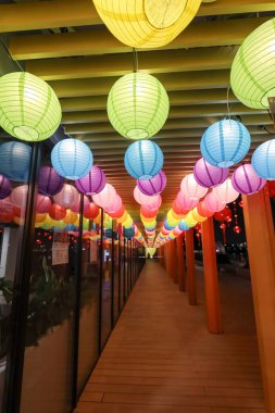 4 Ekim 2023 - Hong Kong: Koridorda kağıt fenerler, Sonbahar Festivali  