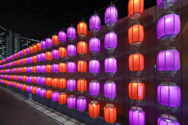 4 Ekim 2023 - Hong Kong: Tung Chung Gezinti Güvertesindeki Fener Festivali 