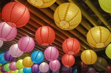 4 Ekim 2023 - Hong Kong: Tung Chung Gezinti Güvertesindeki Fener Festivali 