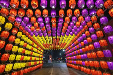 4 Ekim 2023 - Hong Kong: Tung Chung Gezinti Güvertesindeki Fener Festivali 