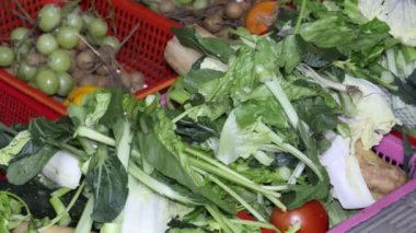 Pazarda çeşitli taze sebzeler.