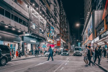 Mong Kok. Gece Hong Kong şehir manzarası neon reklamları, 10 Kasım 2023