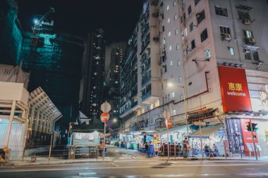 Gece Sham Shui Po sokak pazarı, Hong Kong, Çin 10 Kasım 2023