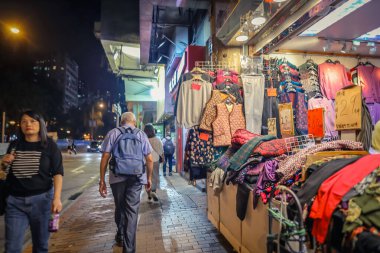 Gece Sham Shui Po sokak pazarı, Hong Kong, Çin 10 Kasım 2023