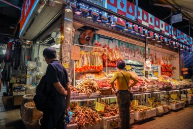 Gece Sham Shui Po sokak pazarı, Hong Kong, Çin 10 Kasım 2023