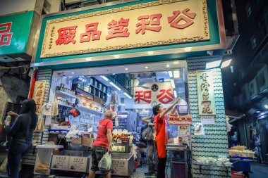 Gece Sham Shui Po sokak pazarı, Hong Kong, Çin 10 Kasım 2023