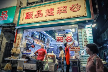 Gece Sham Shui Po sokak pazarı, Hong Kong, Çin 10 Kasım 2023