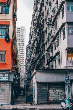 29 Ekim 2023 - Hong Kong: Şehir manzaralı ve konut binalarıyla dolu bir sokak 