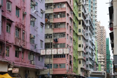 Kowloon, Hong Kong 'da eski bir gökdelenin dışı - 29 Ekim 2023