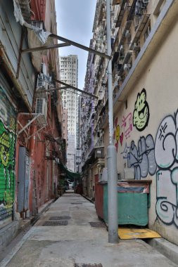 29 Ekim 2023 - Hong Kong: Şehir manzaralı ve konut binalarıyla dolu bir sokak 