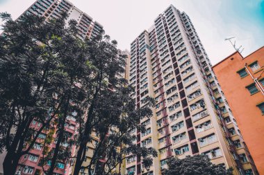 Kowloon, Hong Kong 'da eski bir gökdelenin dışı - 29 Ekim 2023