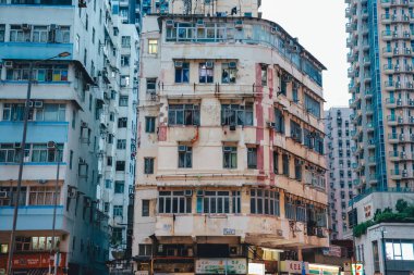 Kowloon, Hong Kong 'da eski bir gökdelenin dışı - 29 Ekim 2023