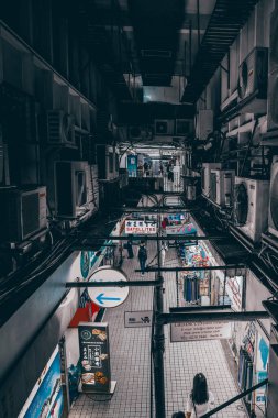 29 Ekim 2023 - Hong Kong: eski alışveriş merkezi binasının koridoru