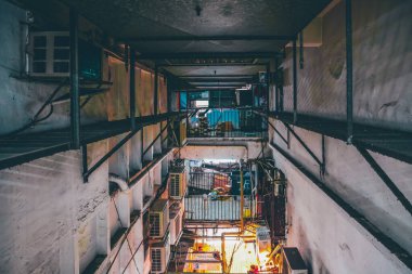 29 Ekim 2023 - Hong Kong: eski alışveriş merkezi binasının koridoru