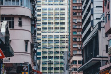 Kowloon, Hong Kong 'da eski bir gökdelenin dışı - 29 Ekim 2023