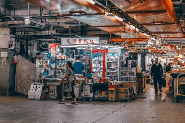 16 Kasım 2023 - Hong Kong: Shek Kip Mei 'deki yerel market 