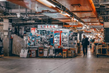 16 Kasım 2023 - Hong Kong: Shek Kip Mei 'deki yerel market 
