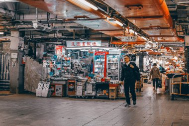 16 Kasım 2023 - Hong Kong: Shek Kip Mei 'deki yerel market 