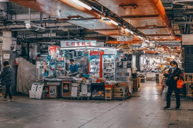 16 Kasım 2023 - Hong Kong: Shek Kip Mei 'deki yerel market 