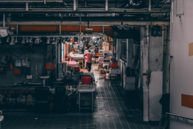 16 Kasım 2023 - Hong Kong: Shek Kip Mei 'deki yerel market 
