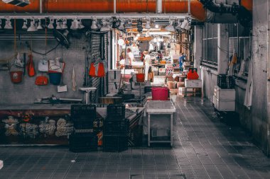 16 Kasım 2023 - Hong Kong: Shek Kip Mei 'deki yerel market 