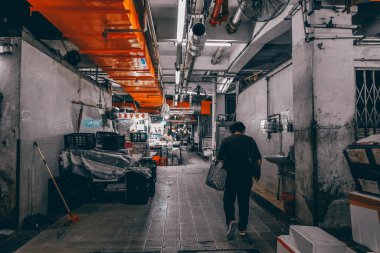 16 Kasım 2023 - Hong Kong: Shek Kip Mei 'deki yerel market 