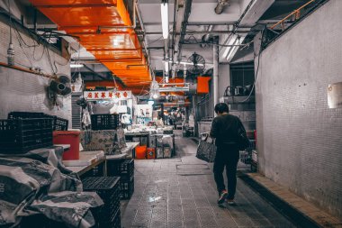 16 Kasım 2023 - Hong Kong: Shek Kip Mei 'deki yerel market 