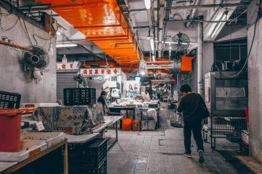 16 Kasım 2023 - Hong Kong: Shek Kip Mei 'deki yerel market 
