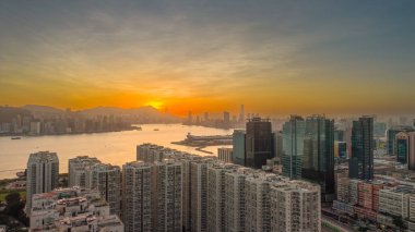 16 Kasım 2023 - Hong Kong: Gün batımında Laguna Plaza 'da bir grup apartman bloğu