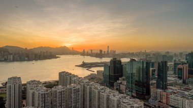 18 Kasım 2023 - Hong Kong: Kwun Tong, Hong Kong 'un günbatımı