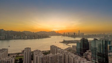 18 Kasım 2023 - Hong Kong: Kwun Tong, Hong Kong 'un günbatımı