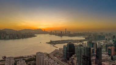 18 Kasım 2023 - Hong Kong: Kwun Tong, Hong Kong 'un günbatımı