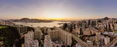 18 Kasım 2023 - Hong Kong: Kwun Tong, Hong Kong 'un günbatımı