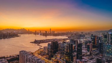 18 Kasım 2023 - Hong Kong: Kwun Tong, Hong Kong 'un günbatımı