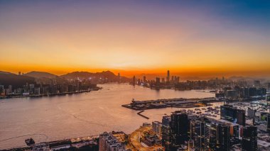 18 Kasım 2023 - Hong Kong: Kwun Tong, Hong Kong 'un günbatımı