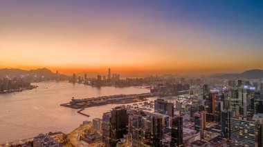 18 Kasım 2023 - Hong Kong: Kwun Tong, Hong Kong 'un günbatımı