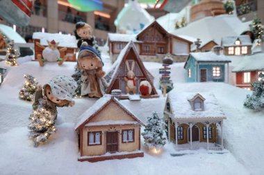 2 Aralık 2023 - Hong Kong: Landmark alışveriş merkezinde Noel süslemeleri