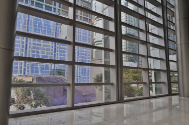 2 Aralık 2023 - Hong Kong: Panoramik şehir manzaralı modern boş ofis içi 