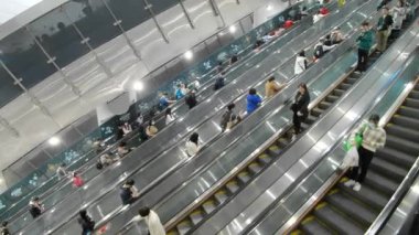 18 Kasım 2023 - Hong Kong: Binanın İçindeki Yürüyen Kapılar