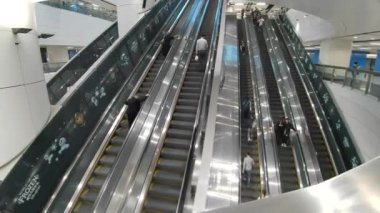 18 Kasım 2023 - Hong Kong: Binanın İçindeki Yürüyen Kapılar