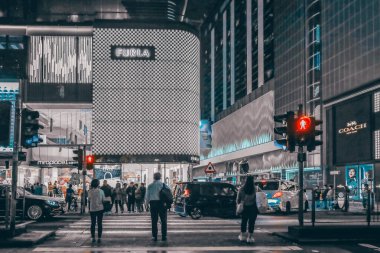 Hong Kong 08 Aralık 2023 Tsim Sha Tsui sokağı çok popüler bir alışveriş merkezidir.