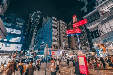 Hong Kong 08 Aralık 2023 Tsim Sha Tsui sokağı çok popüler bir alışveriş merkezidir.