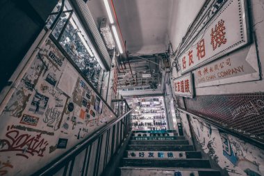 Hong Kong 08 Aralık 2023 Şampanya Mahkemesi eski ve kalabalık bir apartmandı.