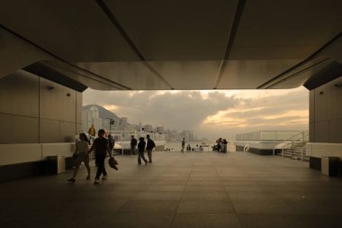 Hong Kong 08 Aralık 2023 Parlak bir akşam kalabalık bir grup insanla.