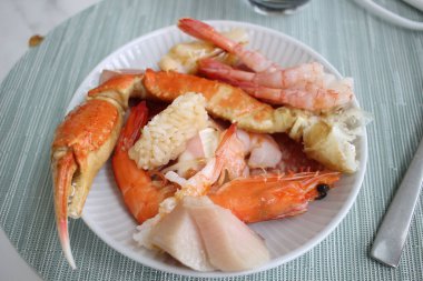 Lezzetli bir deniz ürünleri yemeğinin iştah açıcı yakın çekimi.