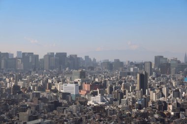 Gökyüzü çöplükleri ve 30 Kasım 2023 'ten kalabalık şehir manzaralı metropol.