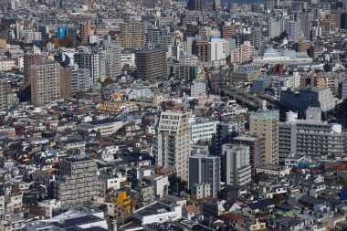 Gökdelenleri ve kalabalık bir şehir merkezi olan hareketli bir şehir. 30 Kasım 2023