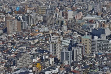 Gökdelenleri ve kalabalık bir şehir merkezi olan hareketli bir şehir. 30 Kasım 2023
