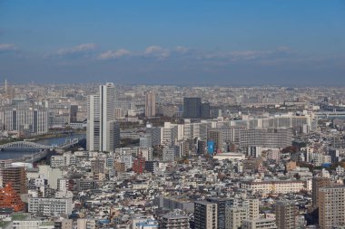 Gökdelenleri ve kalabalık bir şehir merkezi olan hareketli bir şehir. 30 Kasım 2023