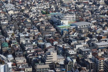 Gökdelenleri ve kalabalık bir şehir merkezi olan hareketli bir şehir. 30 Kasım 2023